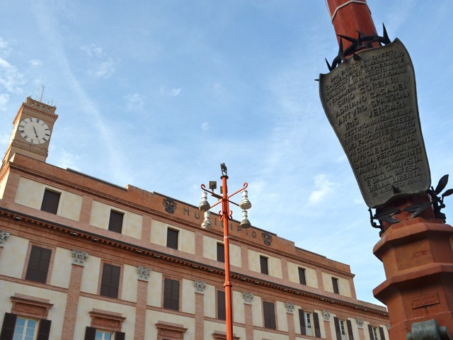 Il lampione al quale fu appeso il corpo senza vita di Silvio Corbari davanti al municipio di Forlì