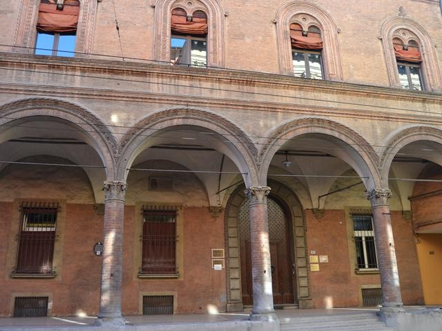 Palazzo Ghiselli Vasselli - portico