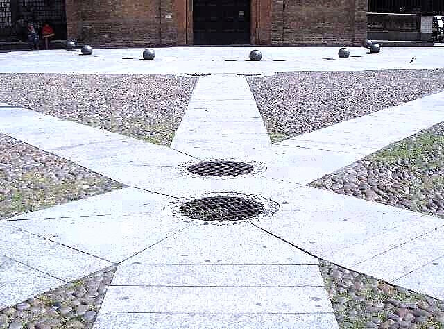 Il sagrato della basilica di Santo Stefano (BO)