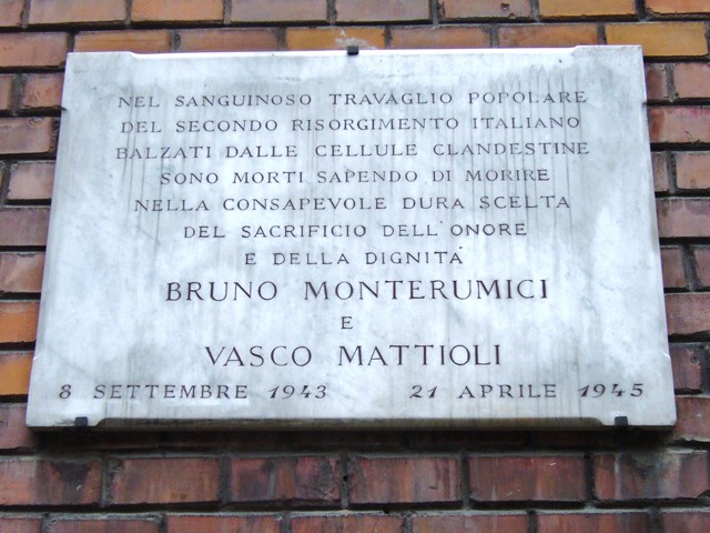 La lapide in via Antonio di Vincenzo (BO) ricorda il sacrificio di Bruno Monterumici e Vasco Mattioli