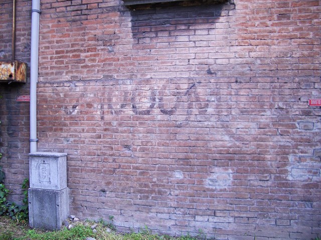 Una vecchia scritta inneggiante alla Mille Miglia su una casa di via Toscana (BO)