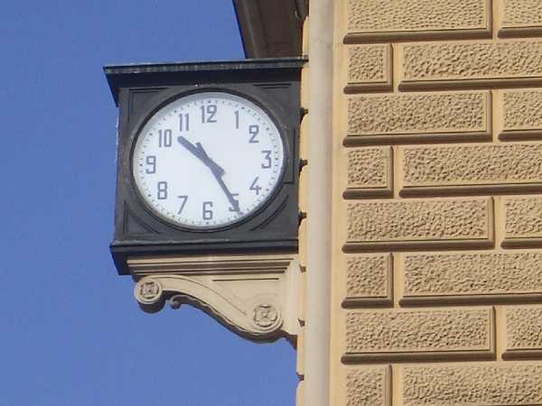 L'orologio della stazione è fermo alle 10 e 25, ora della strage del 2 agosto 1980