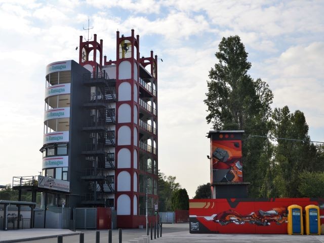 La torre "direzione corsa" dell'autodromo Dino e Enzo Ferrari