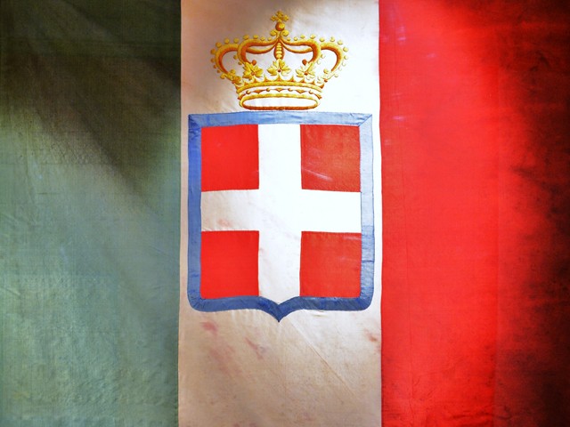 Bandiera italiana con lo stemma di Casa Savoia 