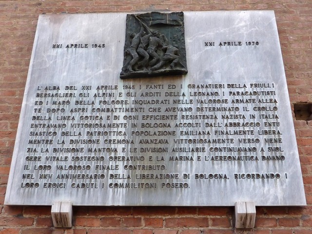 Lapide murata in Palazzo Re Enzo a ricordo dell'opera dei Gruppi di Combattimento italiani per la liberazione di Bologna e dell'Italia