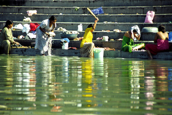 Donne sui ghat del lago Pichola - Udaipur - India - 2004