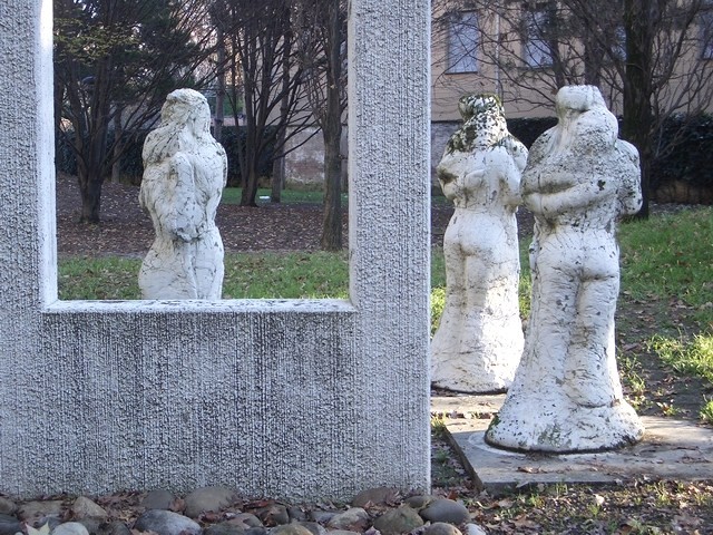 Figure con finestra nel parco pubblico di via Ghiberti BO - Nicola Zamboni (1982)