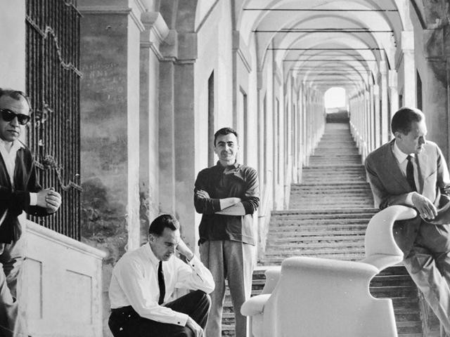 D. Gavina e i fratelli Castiglioni presentano la poltrona "San Luca" lungo il portico del santuario - Mostra: "Scatto libero Dino Gavina 10" - Palazzo Pepoli Campogrande (BO) - 2017
