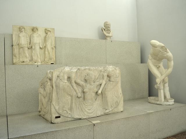 Copie di rilievi e statue classiche nella gipsoteca del Museo Civico Archeologico (BO)