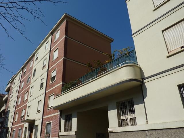 Grande balcone sopra l'accesso alla corte interna