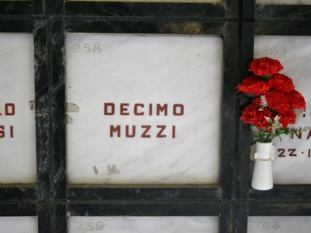 Tomba di Decimo Muzzi nel Monumento Ossario ai Caduti Partigiani della Certosa di Bologna