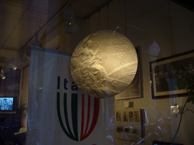 Mostra su Ondina Valla a Bologna nel 2007 - riproduzione della medaglia d'oro delle Olimpiadi di Berlino del 1936