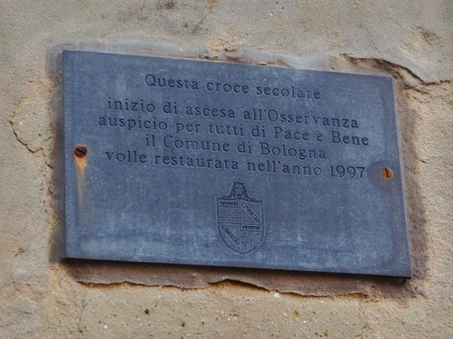 Targa con la notizia del restauro della croce dell'Osservanza nel 1997