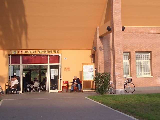 Il centro sociale Scipione dal Ferro in via Sante Vincenzi