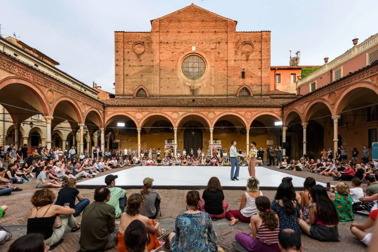 copertina di Danzare la città. La partecipazione culturale dei giovani al Bologna Portici Festival