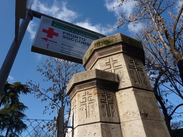 I simboli del Policlinico Sant'Orsola (BO) sulle colonnine del recinto edificato nel 1933