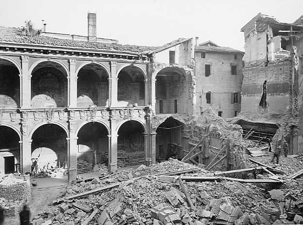 Biblioteca Archiginnasio dopo il bombardamento aereo del 29 gennaio 1944 (tit. attr.)