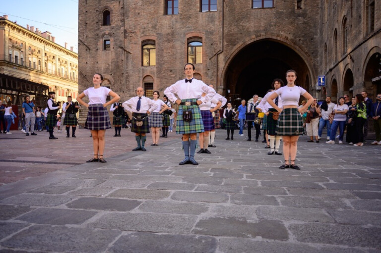 immagine di Danze scozzesi sotto le Due Torri