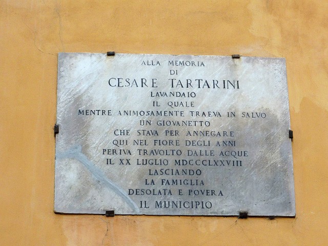 Lapide a memoria dell'eroico gesto di Cesare Tartarini 