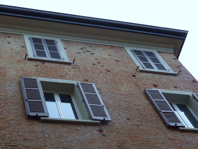 Palazzo lesionato dalle bombe nel centro di Bologna - foto 2012