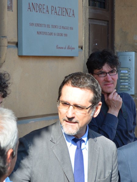 Il sindaco Virginio Merola nel 2013 durante l'inaugurazione di una targa per Andrea Pazienza