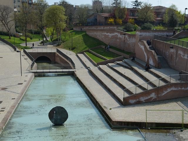 Il bacino portuale con la fontana di M. Paladino