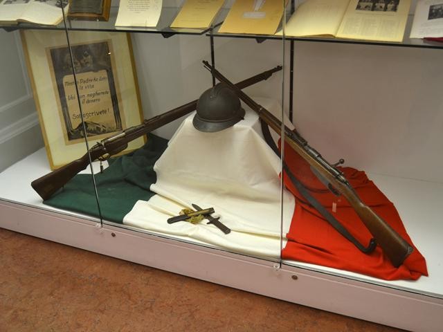 Armi ed elmetto dell'esercito italiano durante la Grande Guerra 