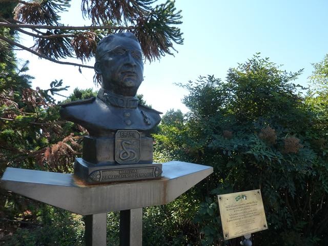 Il gen. Mascarenhas de Morais comandante della FEB ritratto presso il Monumento Votivo Militare Brasiliano di Pistoia
