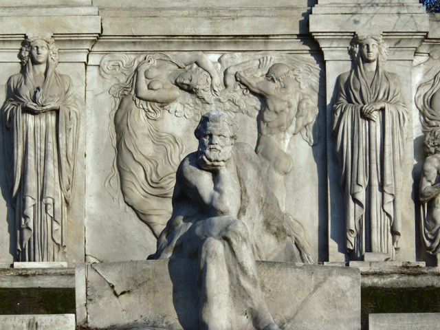La parte centrale del mausoleo Carducci - L. Bistolfi