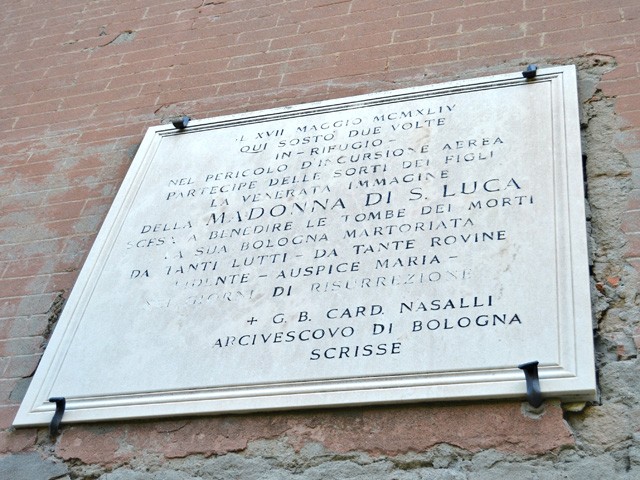 Lapide a ricordo del rifugio della immagine della B.V. di San Luca in Certosa