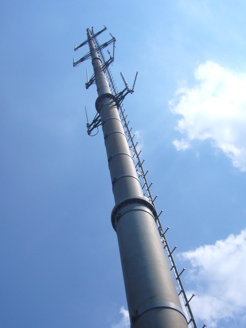 Parco di Paderno - l'antenna in cima alla collina