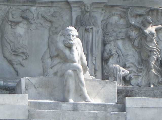 Il monumento a Carducci - la parte centrale con la statua del poeta