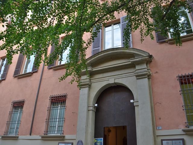 Palazzo Lucchini poi Zambeccari, portone di ingresso