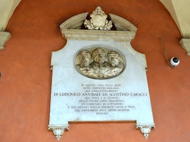 Monumento ai cugini pittori Ludovico, Annibale e Agostino Carracci fondatori dell'Accademia degli Incamminati nel XVII secolo