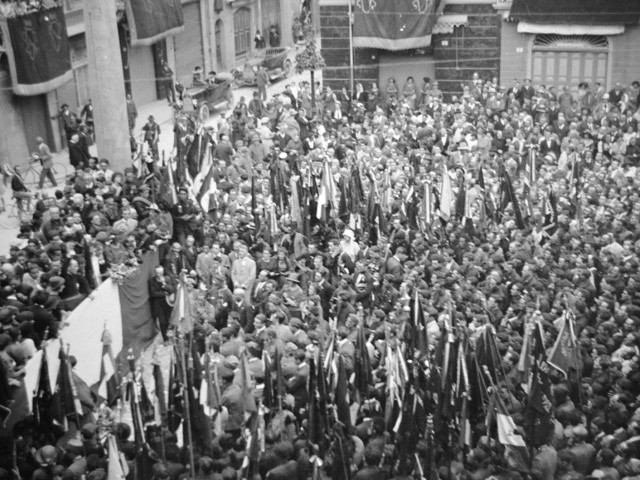Corteo degli squadristi in piazza Vittorio Emanuele II a Ravenna il 12 settembre 1921 