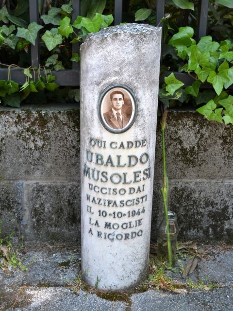 Cippo in ricordo di Ubaldo Musolesi al Cavalcavia di Casalecchio di Reno (BO)