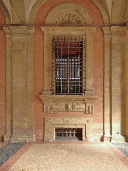 Palazzo Malvezzi De' Medici, particolare della finestra