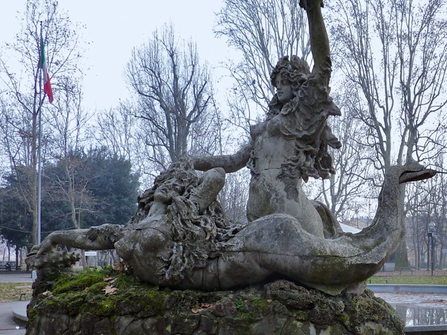 Una delle statue del Sarti per la fontana dei Giardini Margherita