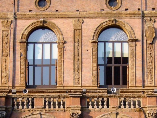 Due finestroni del Palazzo del Podestà