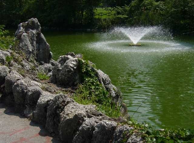 Giardini Margherita - Il laghetto e i muretti di selenite