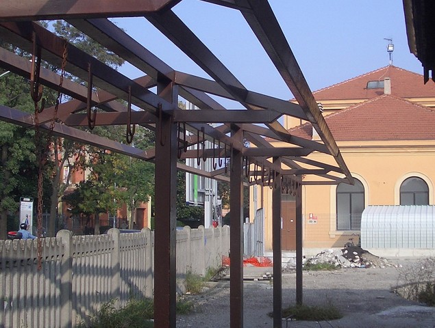 Rimessa per le biciclette annessa alla stazione della Ferrovia Veneta a Bologna nel 2005