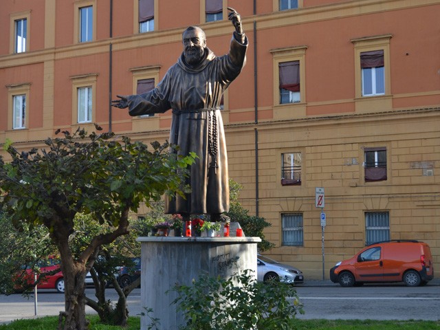 La statua di Padre Pio nel giardino di Porta Saragozza - S. Amelio