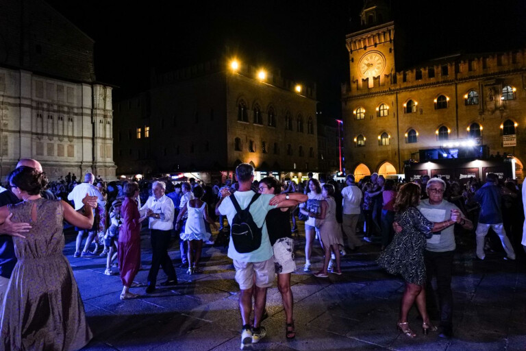 copertina di Bologna Estate e la cultura diffusa nei giorni delle ferie di Agosto