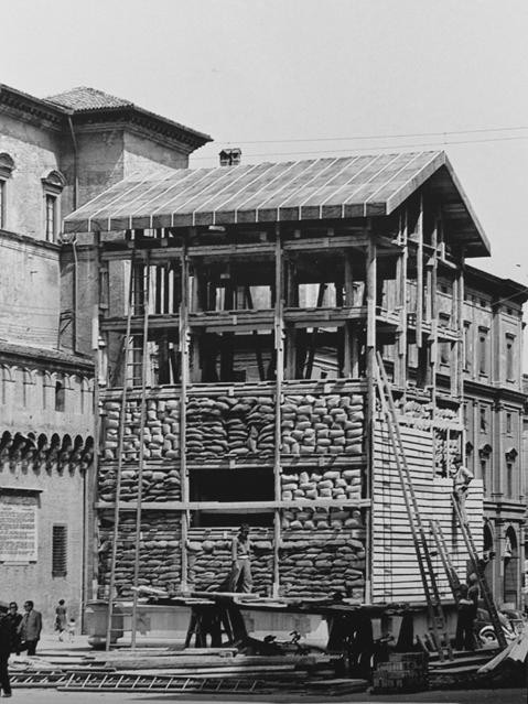 Protezione della fontana del Nettuno durante la seconda guerra mondiale - Fonte: Cineteca (BO) - Mostra "Bologna fotografata" - 2017