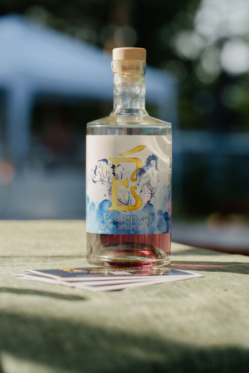 copertina di Essenzia: il primo Gin Letterario italiano