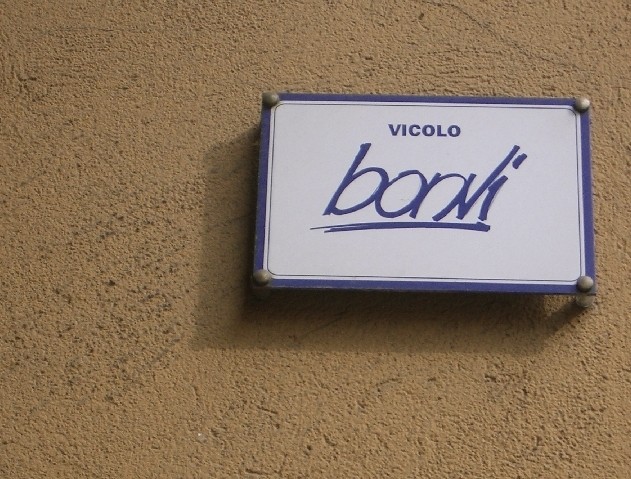 Targa ricordo del disegnatore Bonvi nei pressi del suo studio in via Rizzoli
