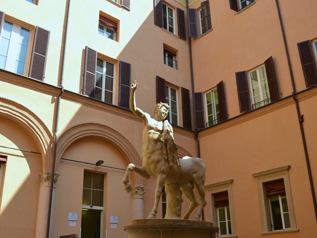 Palazzo Legnani poi Pizzardi - corte interna