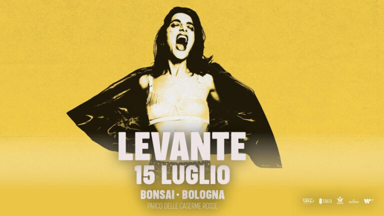 La cantante Levante in una foto in bianco e nero su sfondo giallo. Nella foto è ripresa mentre sta cantando a braccia aperte.