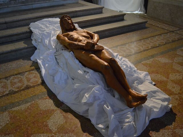 La scultura "L'uomo della Sindone"