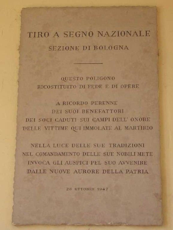 Lapide all'ingresso del Poligono di Tiro - sono menzionate le vittime dei nazifascisti